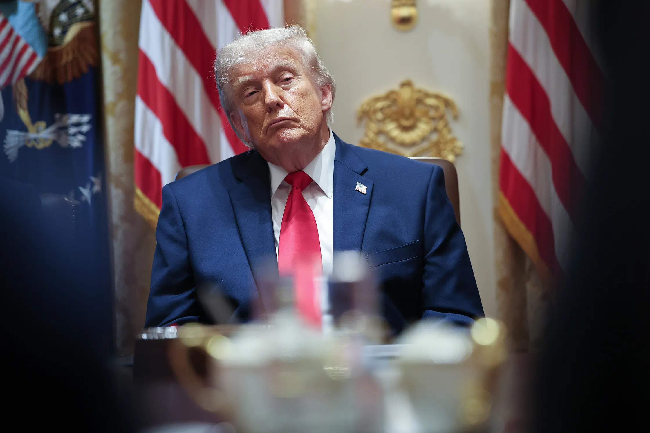 Trump semnează ordin executiv: SUA creează benchmark secret pentru evaluarea securității cibernetice a modelelor AI