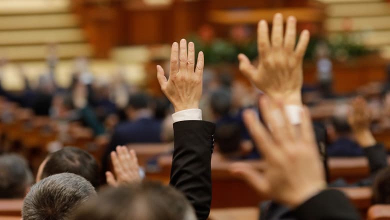 Noua lege a salarizării aduce creșteri între 2.800 și 4.500 lei net pentru președinte, premier, miniștri și parlamentari. Criticii: „Nu poți tăia de la spitale și să îți mărești propria leafă.”
